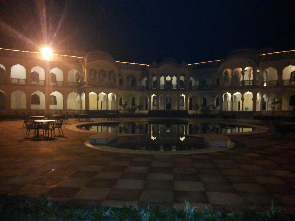 V Resorts Rajmahal Орчха Экстерьер фото