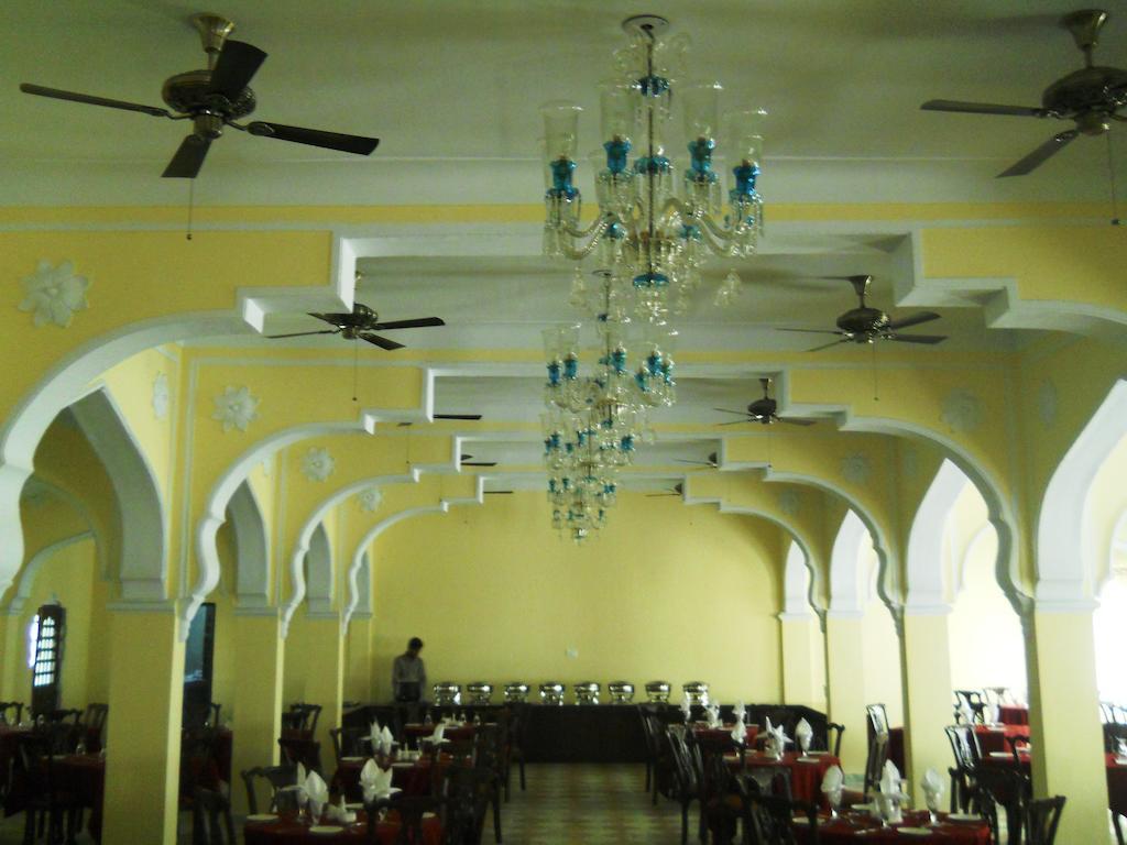 V Resorts Rajmahal Орчха Экстерьер фото