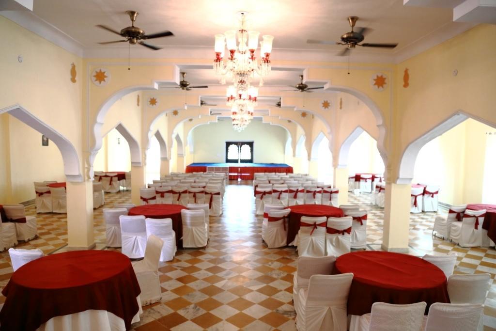 V Resorts Rajmahal Орчха Экстерьер фото