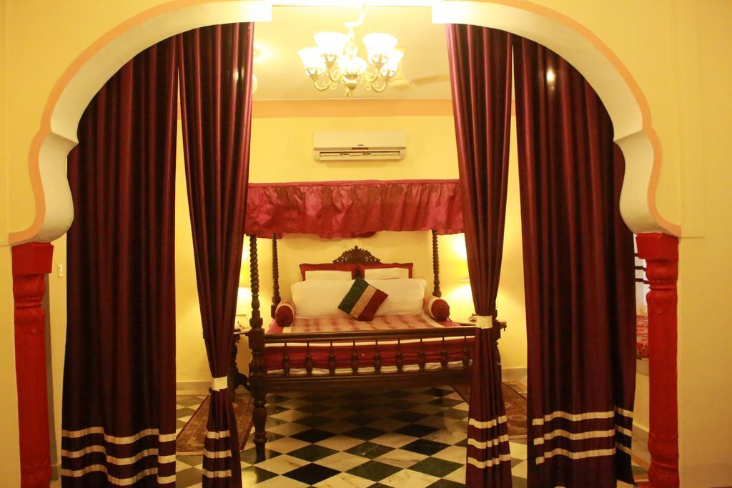 V Resorts Rajmahal Орчха Экстерьер фото