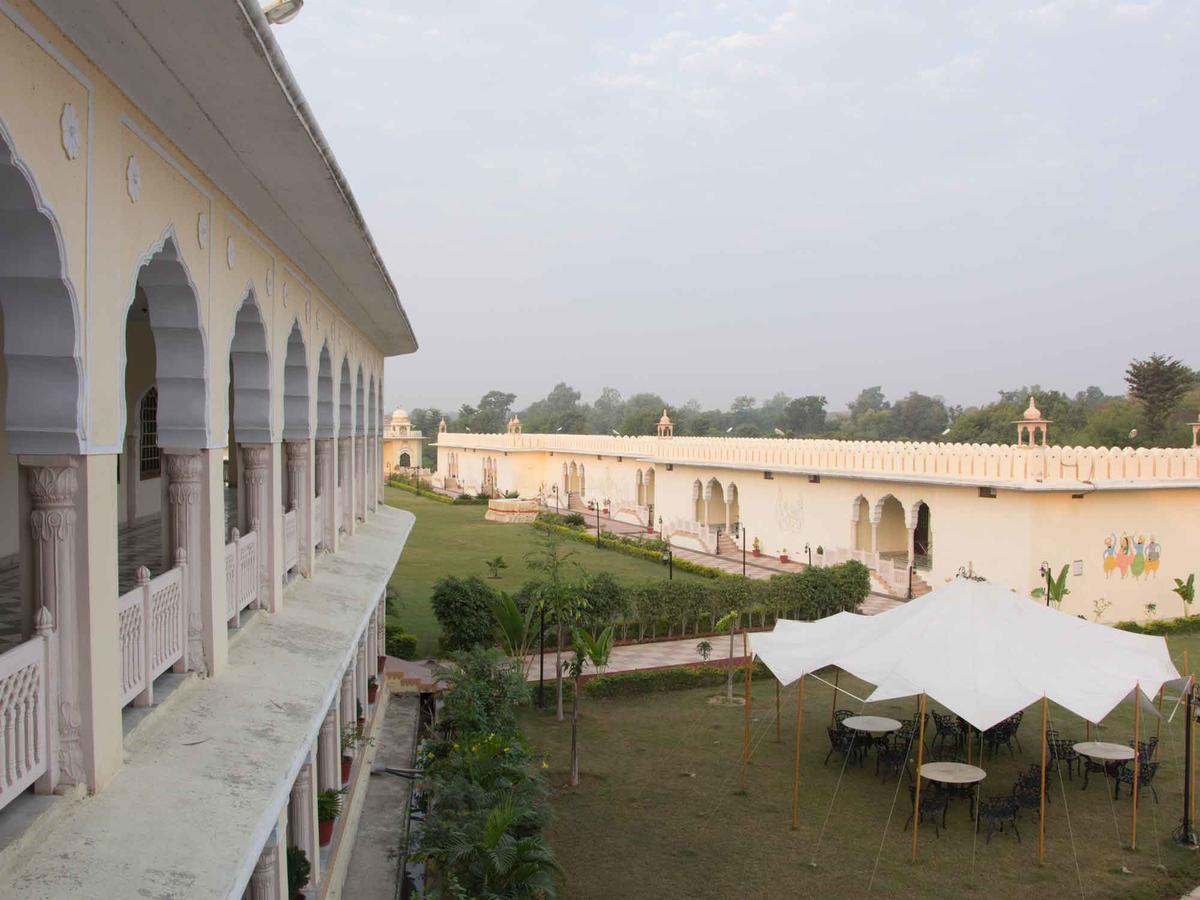 V Resorts Rajmahal Орчха Экстерьер фото