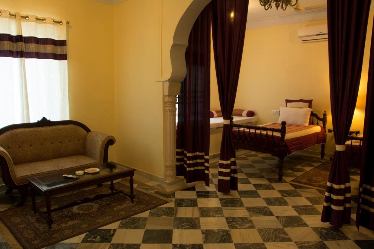 V Resorts Rajmahal Орчха Экстерьер фото