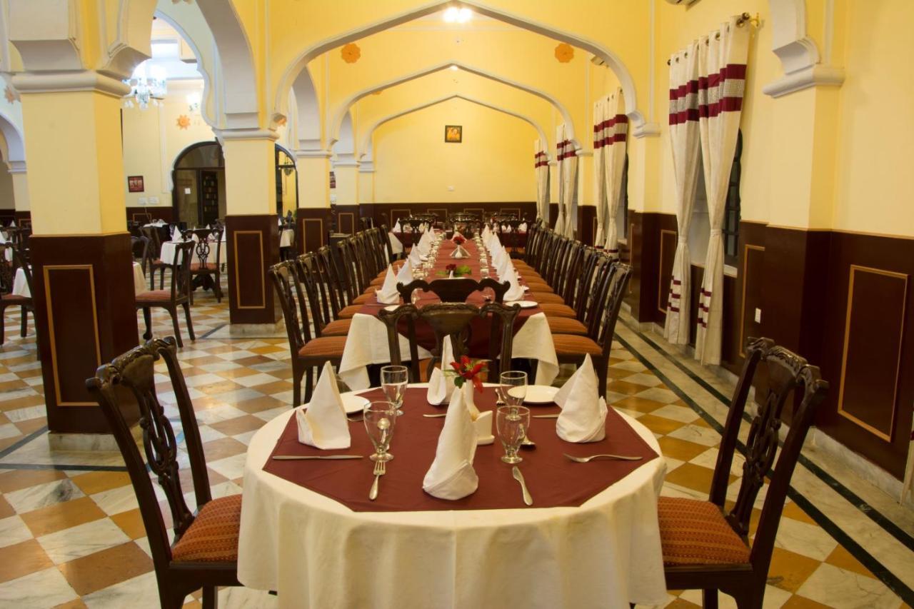 V Resorts Rajmahal Орчха Экстерьер фото