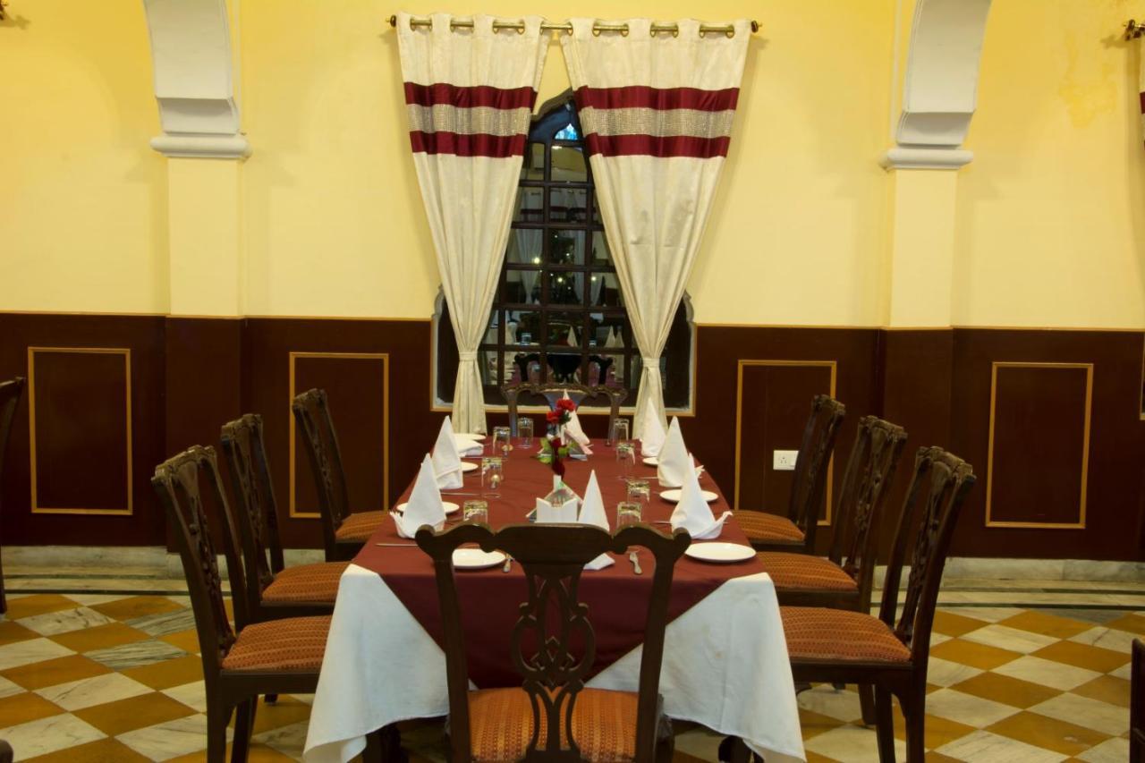 V Resorts Rajmahal Орчха Экстерьер фото