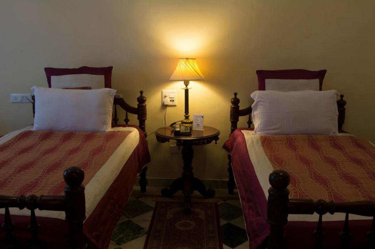 V Resorts Rajmahal Орчха Экстерьер фото