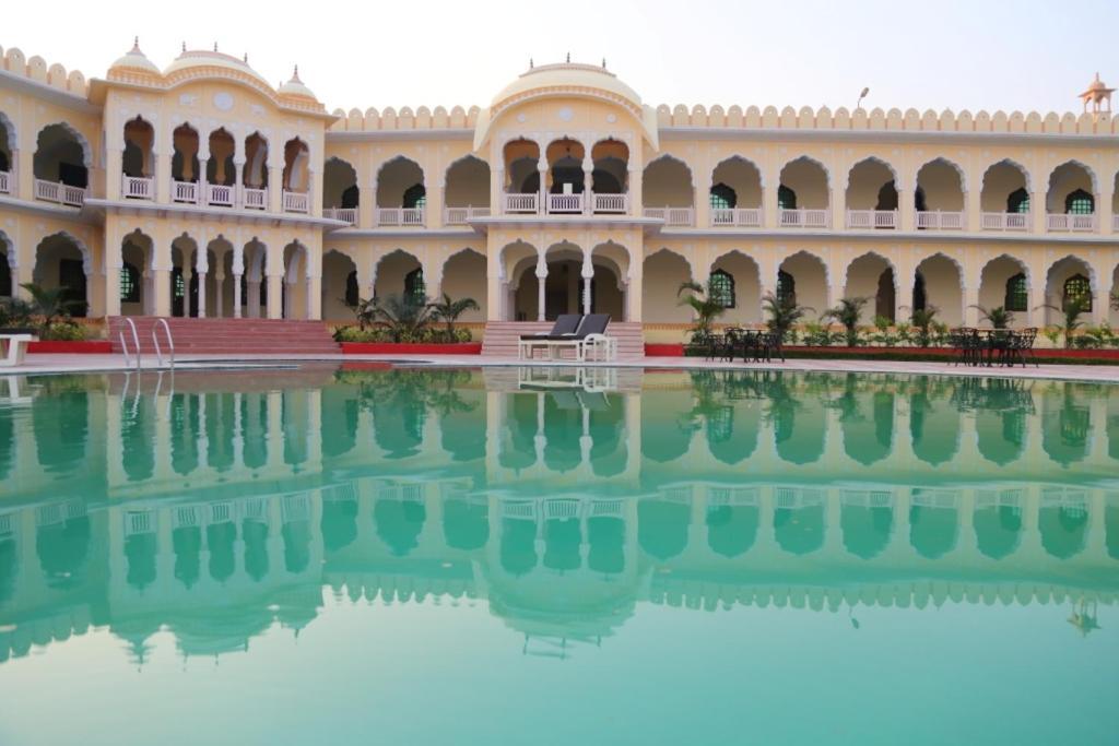 V Resorts Rajmahal Орчха Экстерьер фото