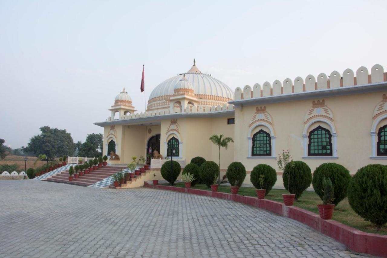 V Resorts Rajmahal Орчха Экстерьер фото